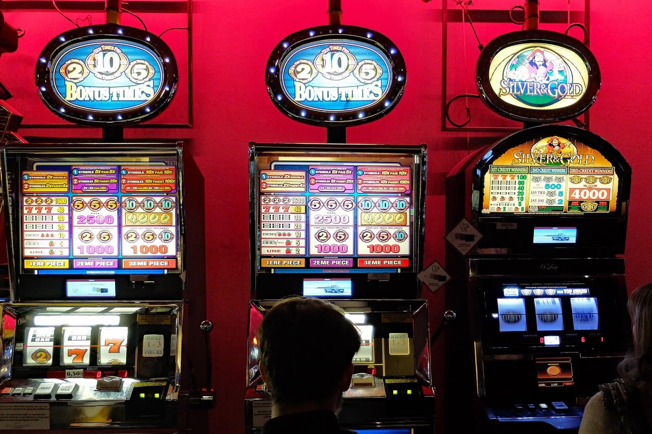 Ilustrasi permainan kasino dengan tema slot online dan live dealer di merdekatogel